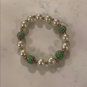 Pearl bracelet with flower beads